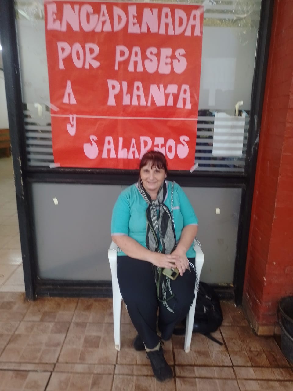 Paro en el hospital Samic de Eldorado: Trabajadora de la salud se encadena como medida de reclamo